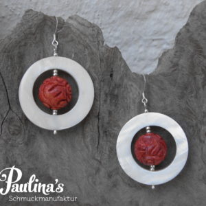 Ohrgehänge mit weißem Perlmutt und Schaumkoralle